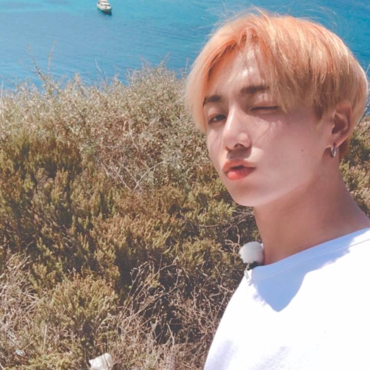 金髪のジョングク Bts World