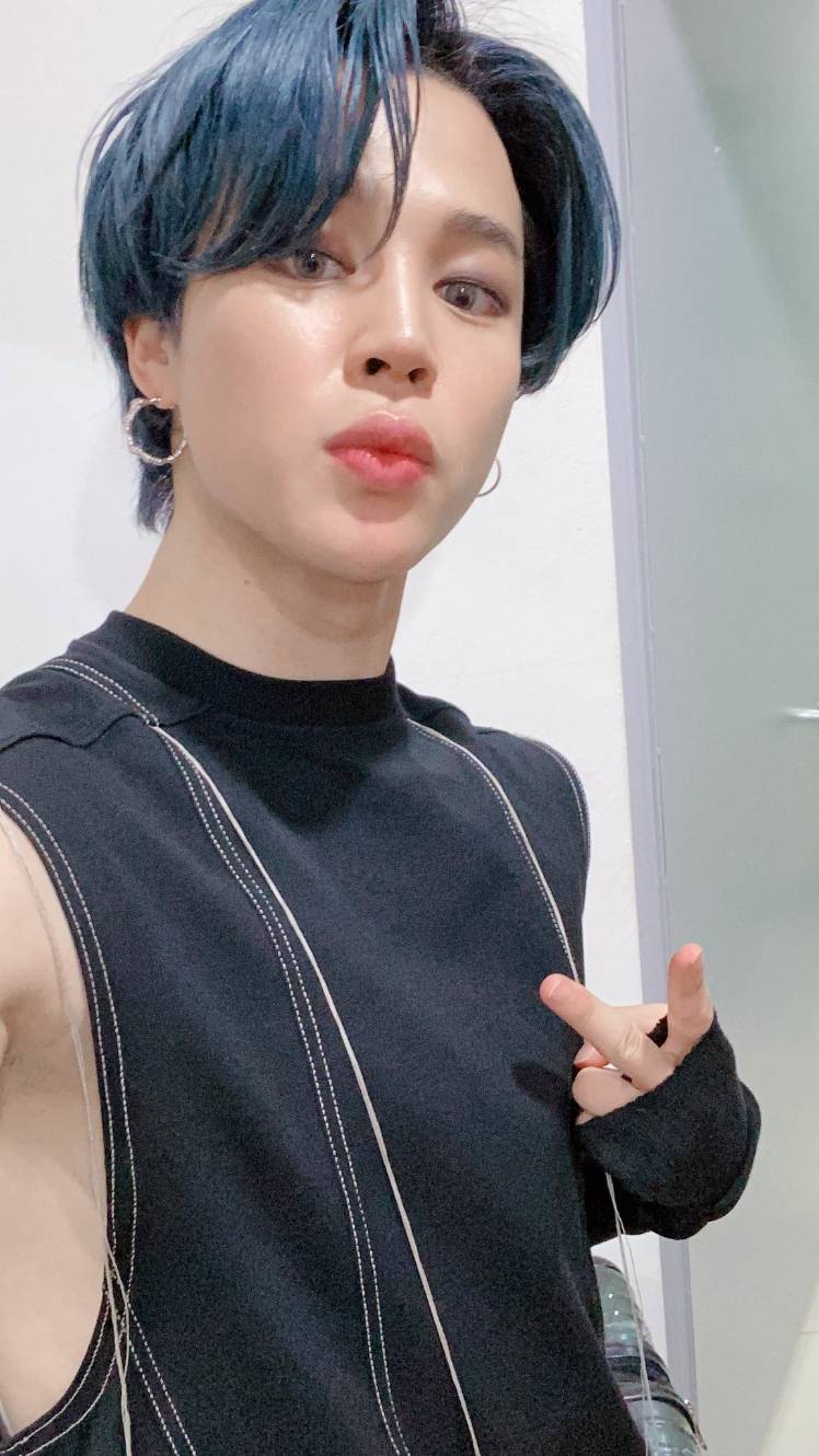 perky lips, smooth armpits...what am I even? 😔 - BTS WORLD